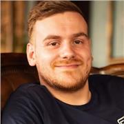 Laureato in giurisprudenza effettua lezioni di qualsiasi branca del diritto.